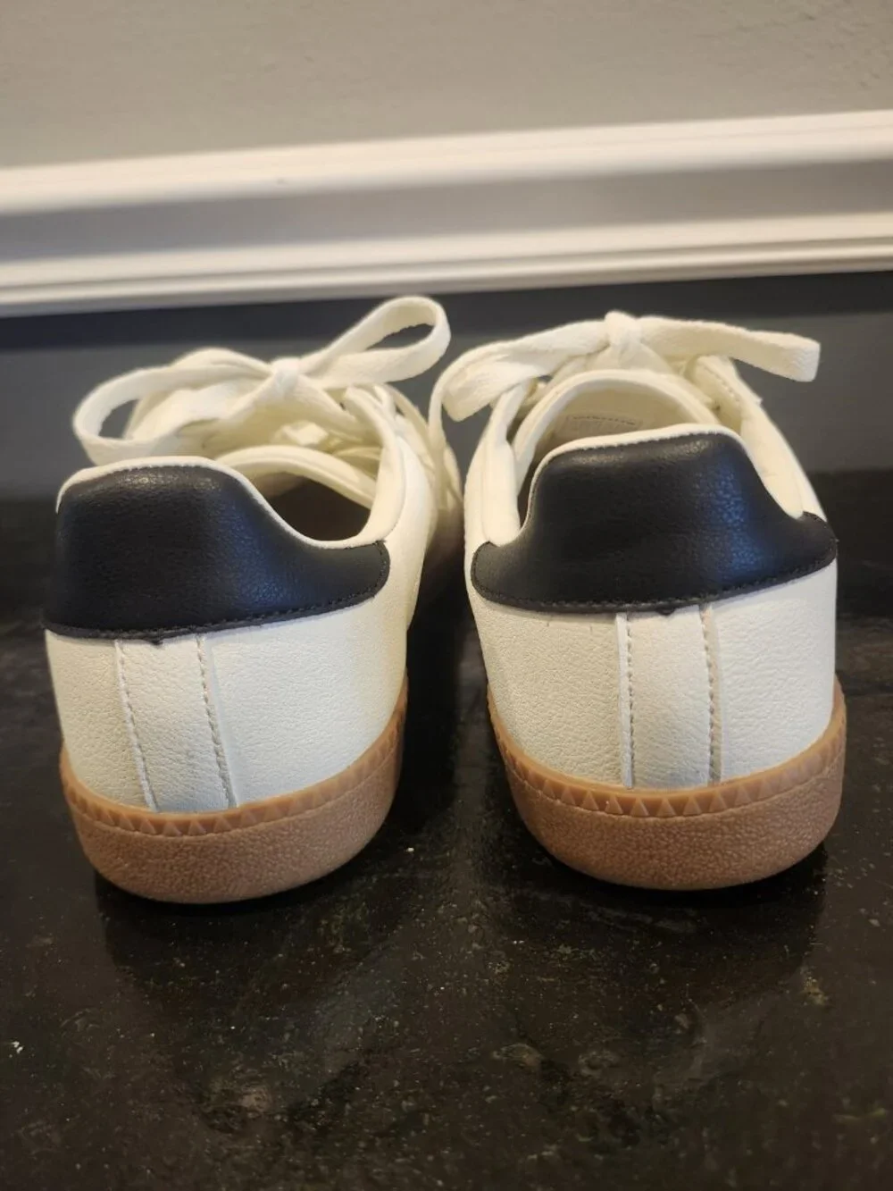 Brand New~DREAM PAIRS~Walking Sneakers~Women's~Size 7.5~Retro~Casual~White Black